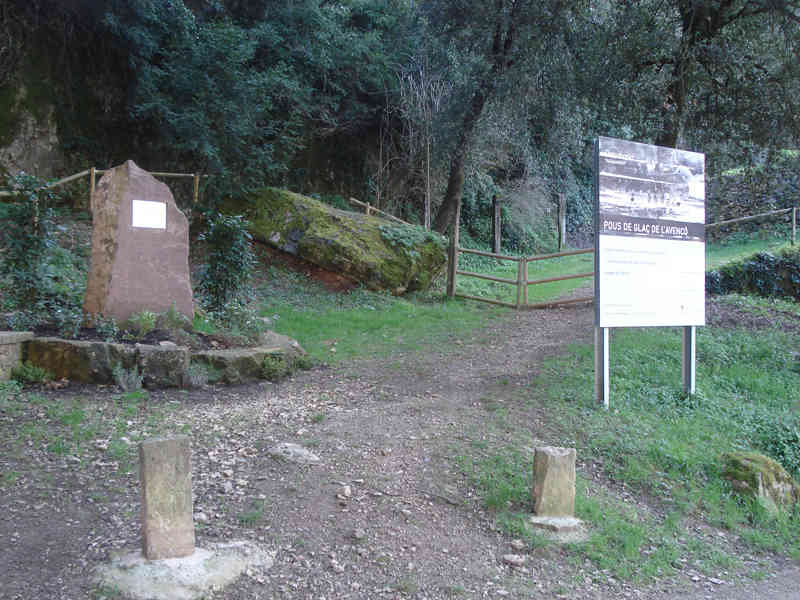 Monòlit dedicat a Joan Maragall de Tagamanent, enjardinat. Fotografia: X. Cateura
