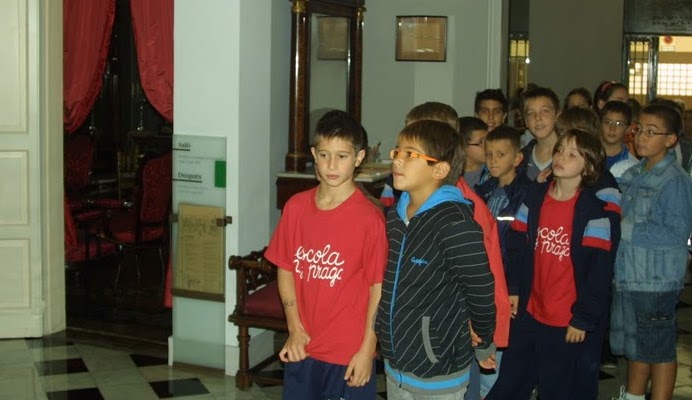 Visita a l'Arxiu Maragall. Nens i nenes de 5è i 6è de primària. Escola Nen Jesús de Praga. Badalona